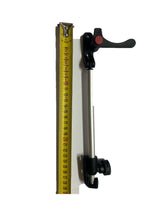 Carica l'immagine nel visualizzatore di Gallery, Braccetto a vite per finestre Plastoform con manopola