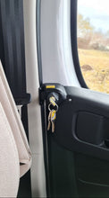 Carica l'immagine nel visualizzatore di Gallery, Serratura HEOSafe cabina per Fiat Ducato Serie 8 camper