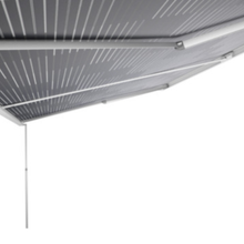 Carica l'immagine nel visualizzatore di Gallery, Tendalino a parete Dometic PerfectWall PW 1100 montato, colore illustrazione bianco.