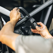 Carica l'immagine nel visualizzatore di Gallery, Installazione Thule VeloTrack su furgone senza perforazioni - fissaggio sicuro