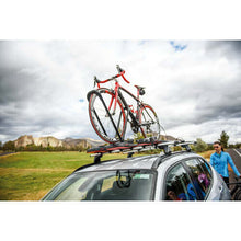 Carica l'immagine nel visualizzatore di Gallery, Dimostrazione Portabici da tetto per auto con fissaggio ruota anteriore Highroad Yakima
