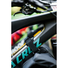 Carica l'immagine nel visualizzatore di Gallery, Portabici per sponda posteriore pick-up Gatekeeper Yakima