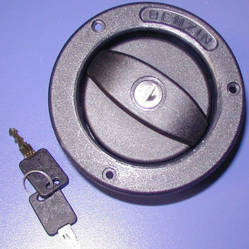 Bocchettone per benzina di colore nero con serratura di sicurezza installato su un van