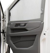 Carica l'immagine nel visualizzatore di Gallery, Laterali oscuranti Remis colore grigio per MAN TGE e VW Crafter
