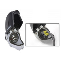 Carica l&#39;immagine nel visualizzatore di Gallery,  Dettaglio protezione IPX4 presa USB-A anche con cavi connessi
