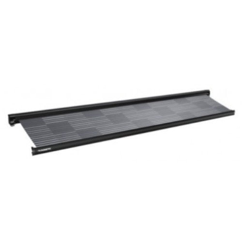 Tendalino Dometic PerfectWall PW 1100 completamente esteso per creare un'area ombreggiata accanto al camper.