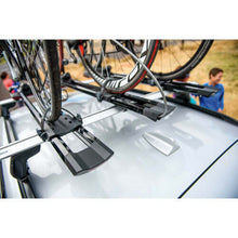 Carica l&#39;immagine nel visualizzatore di Gallery, Portabici da tetto per auto con fissaggio ruota anteriore HighSpeed Yakima
