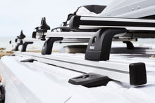 Carica l&#39;immagine nel visualizzatore di Gallery, Barre portapacchi Thule Roof Rack per furgoni van con adapter tendalino
